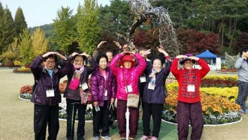 우암동 지역사회보장협의체 독거어르신과 청남대 국화축제 가을나들이
