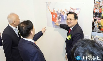 대전·충남 보도사진전 관람하는 이장우 대전시장