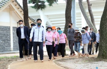 765m 황톳길 맨발로 꾹…지표면과 접지하며 신체 에너지 충전