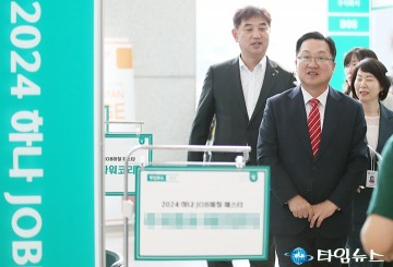 ‘하나 잡(JOB)매칭 페스타’ 둘러보는 이장우 대전시장