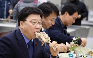 닭다리 뜯는 권선택 대전시장!