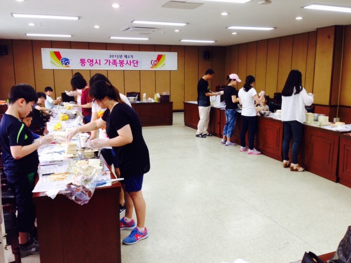 통영시 가족봉사단 샌드위치 만들어 효은노인요양병원 전달