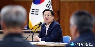 이장우 대전시장, 전통시장 상인 발언에 고개 끄덕이며 경청