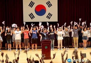 만세삼창 외치는 김경훈 대전시의회 의장