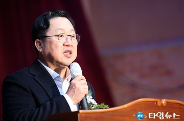 신흥초등학교 ‘개교 100주년 기념식’에서 축사하는 이장우 대전시장