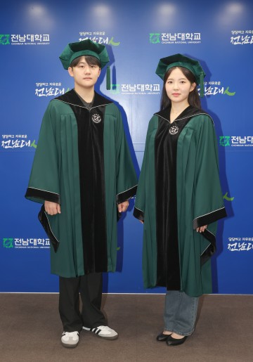 전남대, 개교이래 학위복 자체 제작…오는 26일 학위수여식서 첫선
