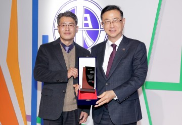 민경배 대전시의회 예산결산위원장, 통학로 정비 공로 감사패 수상