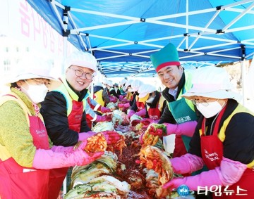‘사랑의 김장나눔’에 참석한 이장우 대전시장