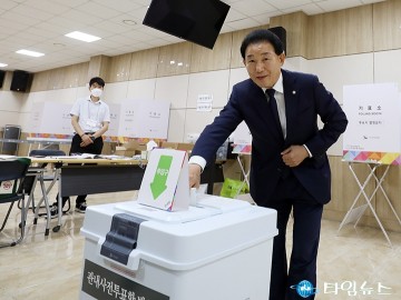 사전투표 하는 박용갑 국회의원