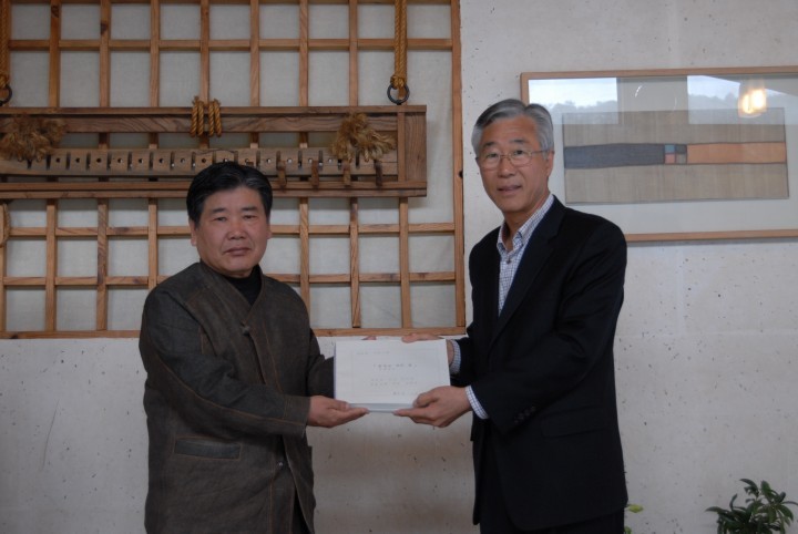 천강에 비친 달,필사 원고 증정