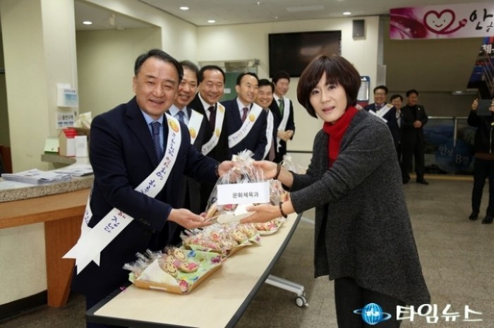 안성시 간부공무원 ‘출근길 격려’ 이벤트
