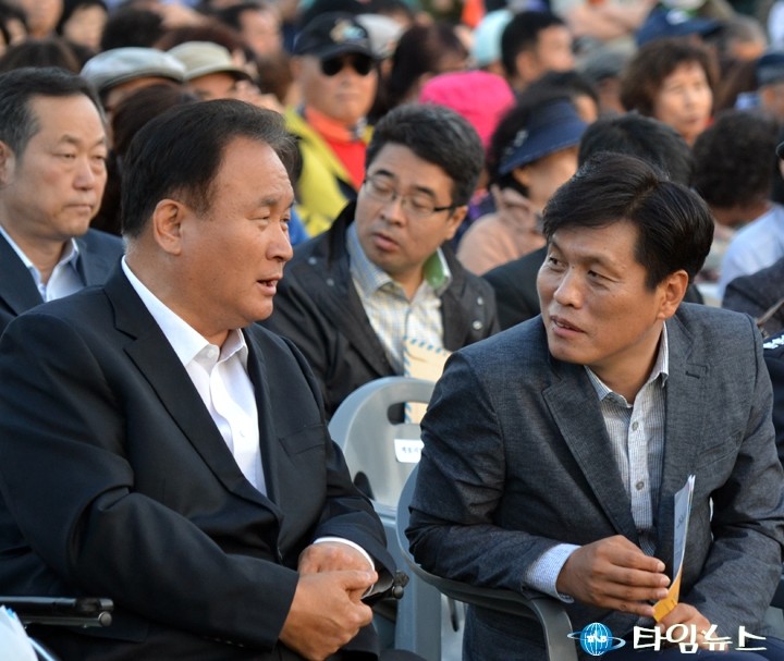 대화하는 이상민 의원과 조승래 국회의원 당선자