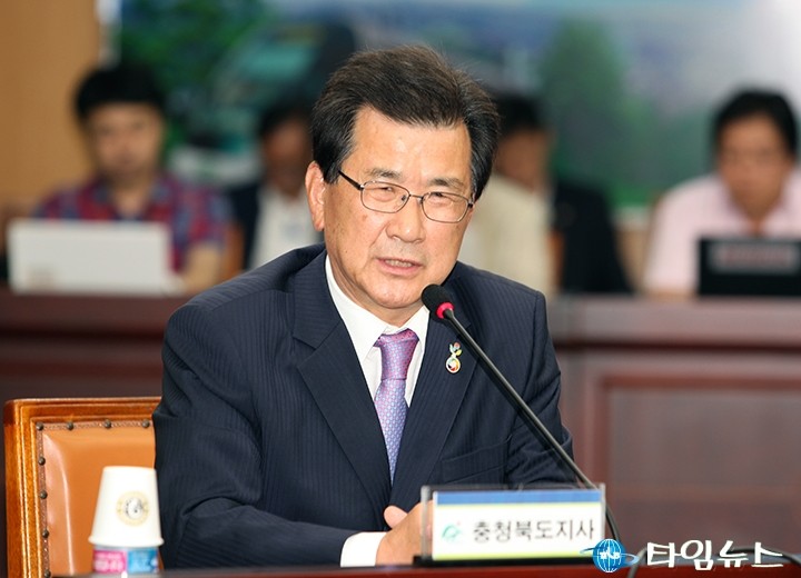 발언하는 이시종 충북지사