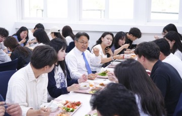 강기정 광주시장, 사전투표 첫날 대학생들과 소중한 한표 