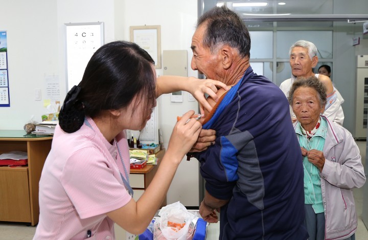 따끔합니다. ~~~ 산청, 독감예방접종 시작