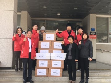 가온누리 라면 20상자와 장갑 기탁