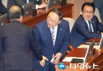 홍남기 "일본 수출규제 철회돼야…적극대응하겠다"