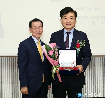 김동수 유성구의회 의장, 외식업 발전 공로로 감사패 수상