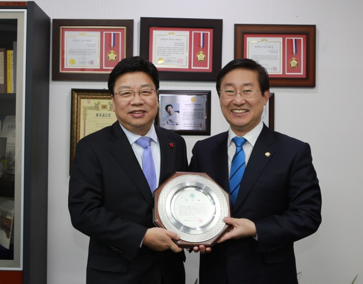 권선택 대전시장, 국비확보 기여 박범계 의원에 감사패 전달