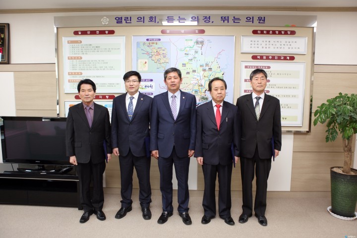 예천군의회 이철우의장  2015회계년도 결산검사위원 위촉장 수여 