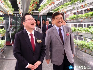 이장우 대전시장·강창희 전 국회의장, 스마트팜 딸기 앞 환한 미소