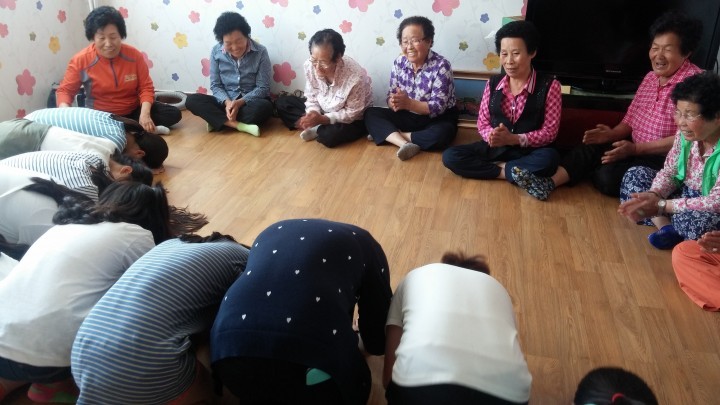 학생들의 재롱에 웃음꽃 피어난 경로당