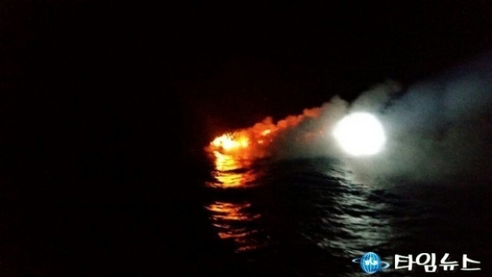 포항해경안전서, 울진후포항..선박 화재로 물에 뛰어든 선원들 구조