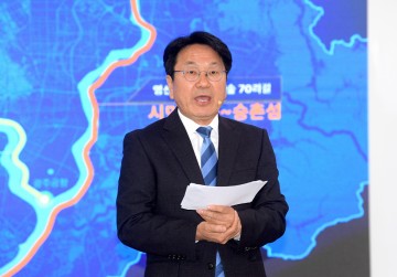  ‘영산강 100리길, Y프로젝트’를 발표하고 있는 강기정 광주시장