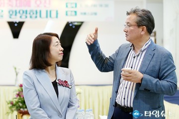유성온천문화축제에서 대화 나누는 황정아 국회의원 당선자와 정용래 유성구청장
