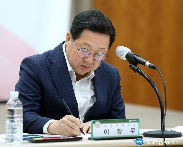 이장우 대전시장 “상인 한마디도 안 놓친다”…수첩에 빽빽한 메모