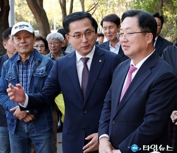 용운동 파크골프장 부지에서 설명하는 박희조 동구청장