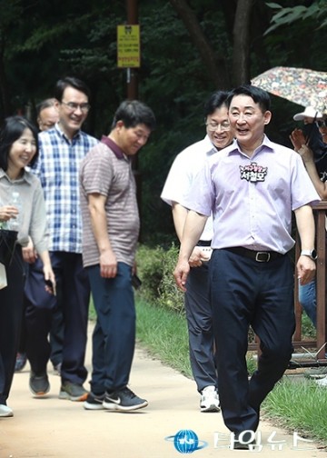 서철모 서구청장, 도안 무장애나눔길 점검…“모든 주민이 누리는 산림복지”