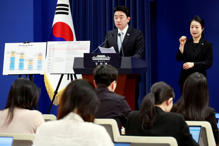 靑 “원유 수급 사활… 5월 대체 물량 7,462만 배럴 확보 완료”