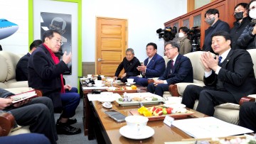 김진열 군위군수, 군위 방문한 홍준표 대구시장 만나 현안 논의