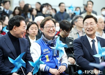선거사무소 개소식에서 대화 나누는 박용갑·박범계·김제선