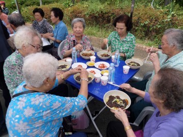 지역주민을 위한 따뜻한 자장면 한 그릇