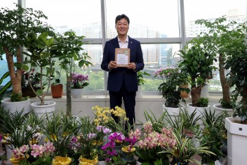 전남도의회, 서동욱 의장 취임 축하 화분 아름다운가게에 기증