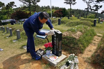 더불어민주당 광주시당 망월동 민족민주열사묘역 정비 등 봉사활동