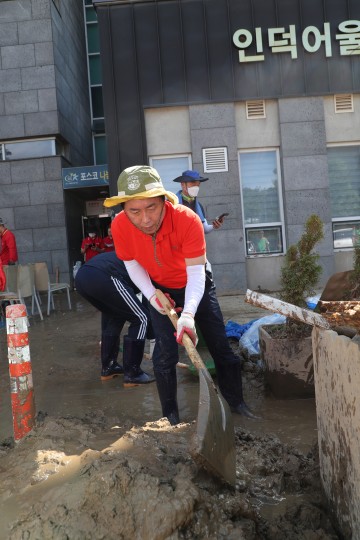 권기창 안동시장,  태풍피해 큰 포항시 방문‘복구작업 직접 참여’