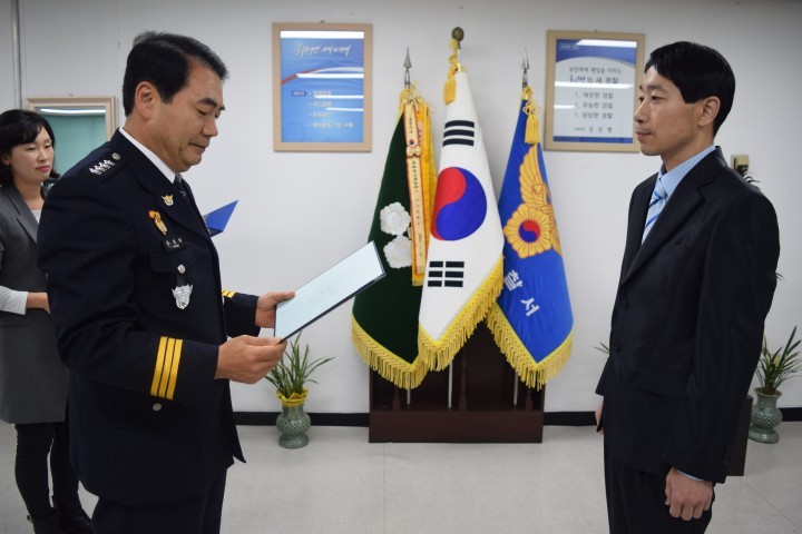 진주경찰서 어르신 1억원 전 재산 지켜준 은행 청원경찰 감사장 수여