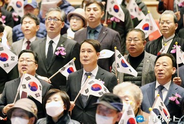 제105주년 3‧1절 기념식에서 3·1절 노래 제창하는 이장우·이상래·설동호