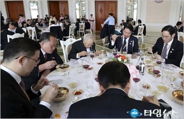 우리기업에 '목구멍 냉면'말하던 북한 ...무슨 염치로 기웃거리는지 