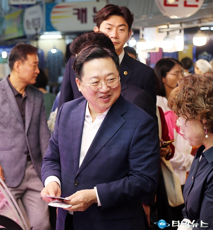 상인들과 대화 나누는 이장우 대전시장