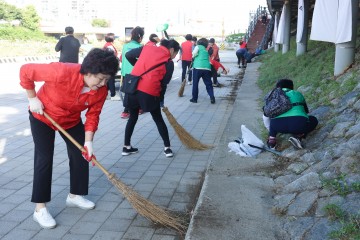 오관영 동구의회 의장, 신인동 축제맞이 정비에 팔 걷어