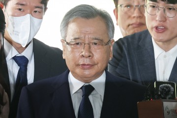 '50억 클럽 의혹' 박영수 보석 석방…위치추적기 부착 조건