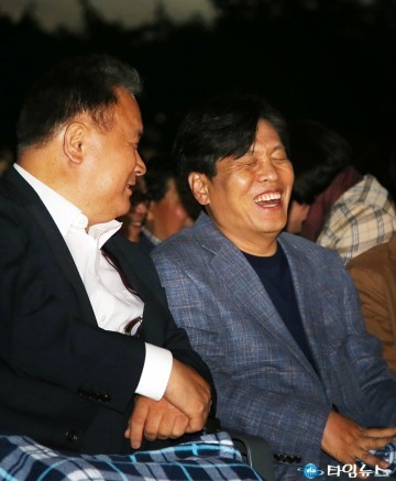 국화음악회에서 환하게 웃는 이상민·조승래 의원