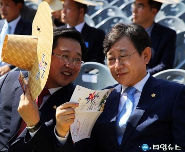 대화 나누는 이장우 의원과 김경훈 시의장