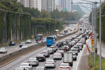 추석 하루 앞 귀성길 곳곳 정체…서울→부산 7시간30분
