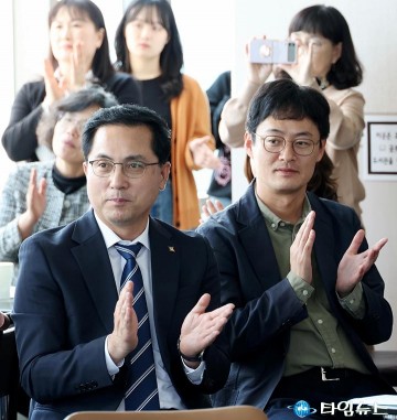 직원들과 ‘정오의 콘서트’ 즐기는 박희조 동구청장