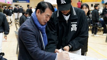운동복에 사인하며 선수를 격려하는 이정선 광주교육감